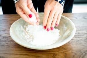 5 vị trí đặt muối trong nhà giúp phát lộc mạnh mẽ, thu hút may mắn về tài lộc.