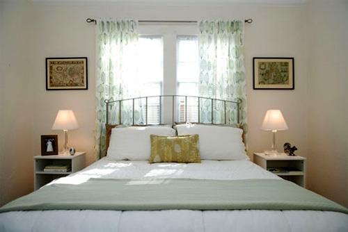 duoi giuong khong duoc thang ra cua