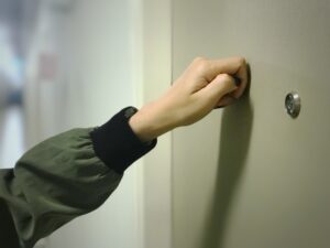 Gõ cửa 3 lần trước khi vào phòng khách sạn: Bạn đã thực sự hiểu lý do vì sao chưa?