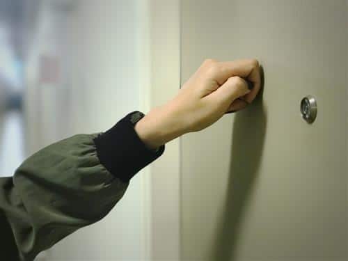 go cua 3 lan truoc khi vao phong