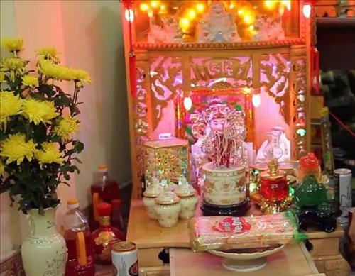 nhung do vat can co tren ban tho than tai