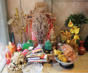 Vị trí đặt bàn thờ Thần Tài chính xác? Vì sao không được để bàn thờ trên cao?