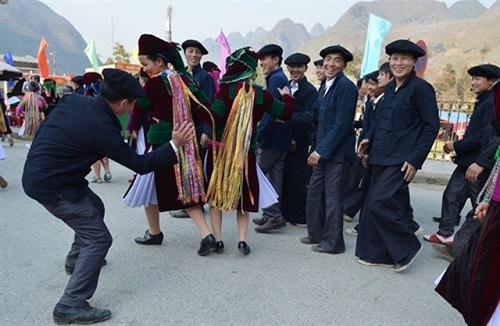 Tục vỗ mông chọn vợ Tuc vo mong chon vo